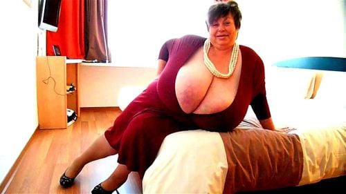 karola cleavage