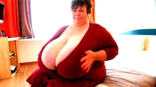 karola cleavage