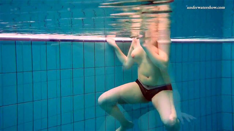 mastrubates in de swimmingpool mastrubates in de swimmingpool