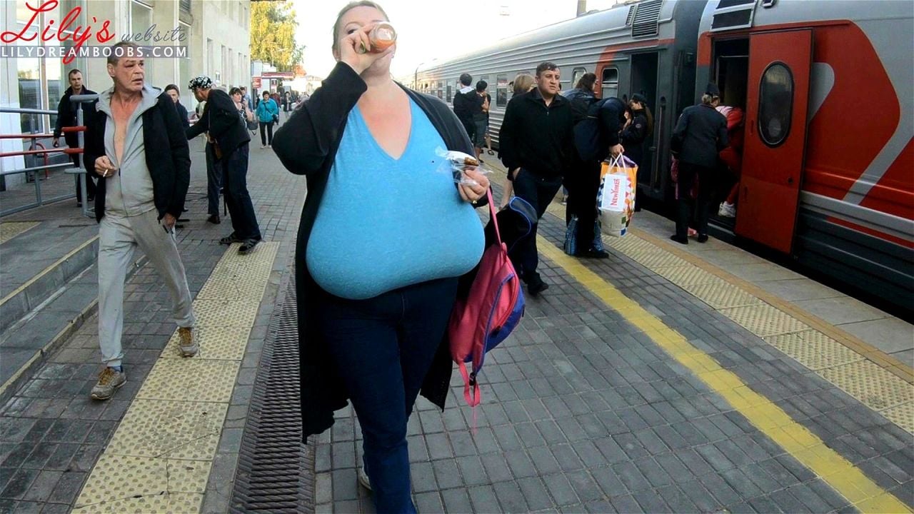 Lilydreamboobs posing in a seductive manner