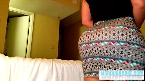 セクシーな女性がミニスカートで大胆に楽しみ、魅惑的な姿を見せつけます。 エロ動画 - SpankBang
