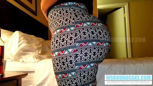 セクシーな女性がミニスカートで大胆に楽しみ、魅惑的な姿を見せつけます。 エロ動画 - SpankBang