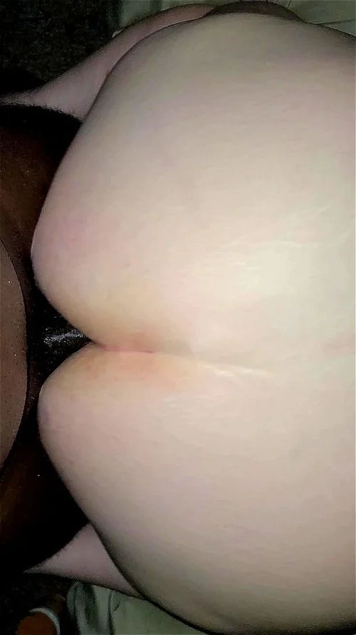 Pawg puts in her ass and pussy