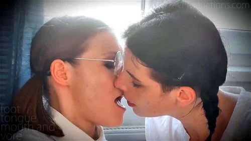 lesbians, kissing, brunette, lesbian