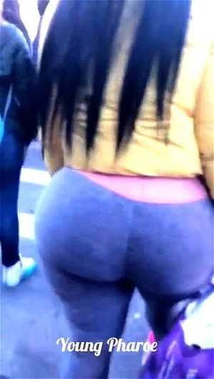 HUGE THICK BOOTY CANDID