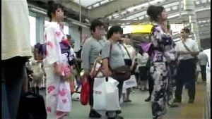 生中痴漢 生中痴漢集団 thumbnail