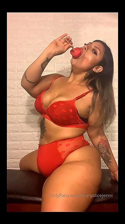 Big Booty Latina Sucking dildo