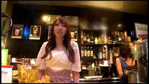 金髪ロングの素人巨乳お姉さんが薄暗い部屋で生チンポをじゅぽじゅぽ