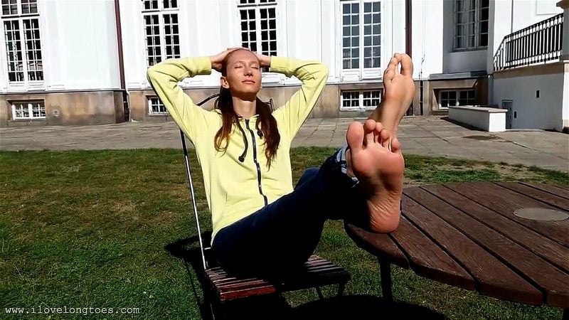 Gorgeous Female Feet & Long Toes In Public Gorgeous Female Feet & Long Toes In Public