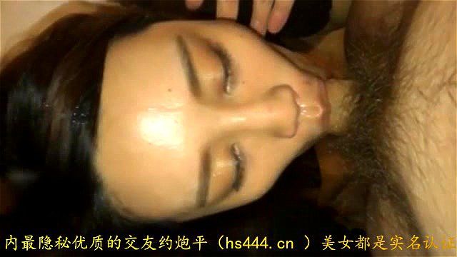 麻豆传媒颜值高大眼睛学院美女大学生与男友激情吹吸舔的功夫了得深喉到干呕说我差点吐刺激颜射射了好多原版