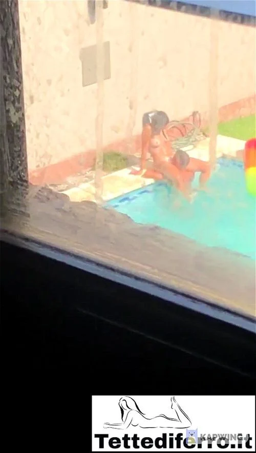 Ragazzina italiana scopata in piscina dal fidanzato e spiata - Blog Tettediferro
