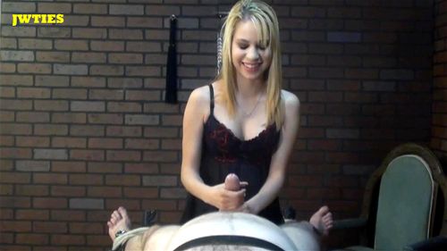 ペニスをくすぐる手コキ エロ動画 - SpankBang