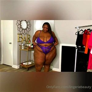 Donna formosa con un seducente fondoschiena generoso Video Porno ...
