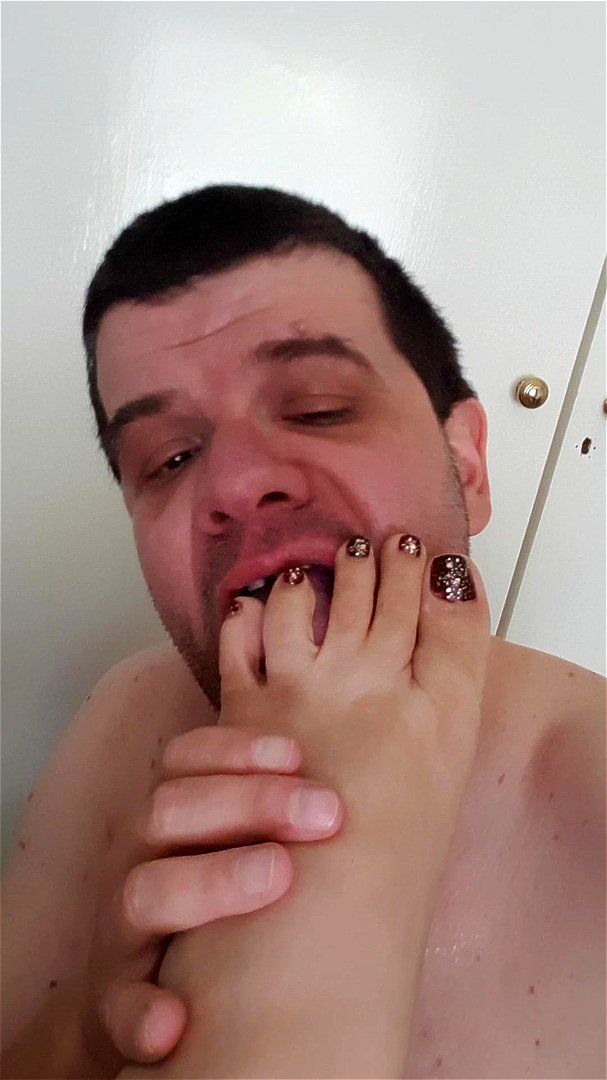 Good toe sucuking Good toe sucuking