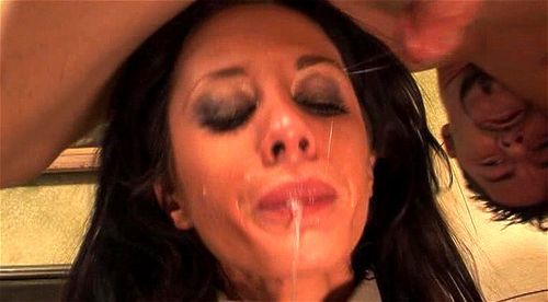 Latina Beauty Takes a Deep Dive