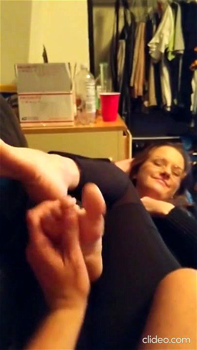 Cette vidéo présente des scènes érotiques de sexe avec les pieds avec des adultes consentants, mettant l'accent sur des techniques de pieds stimulantes. Profitez d'une exposition sensuelle qui met en valeur les compétences des pieds dans un contexte adulte. Vidéo Porno - SpankBang
