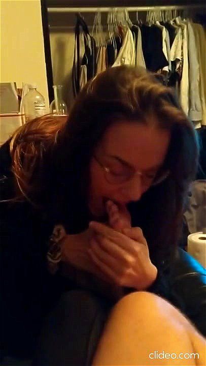 Cette vidéo présente des scènes érotiques de sexe avec les pieds avec des adultes consentants, mettant l'accent sur des techniques de pieds stimulantes. Profitez d'une exposition sensuelle qui met en valeur les compétences des pieds dans un contexte adulte. Vidéo Porno - SpankBang