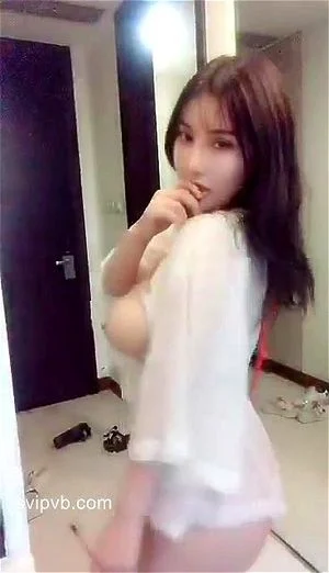 軟軟 shows her gorgeous body
