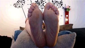 Mature feet thumbnail