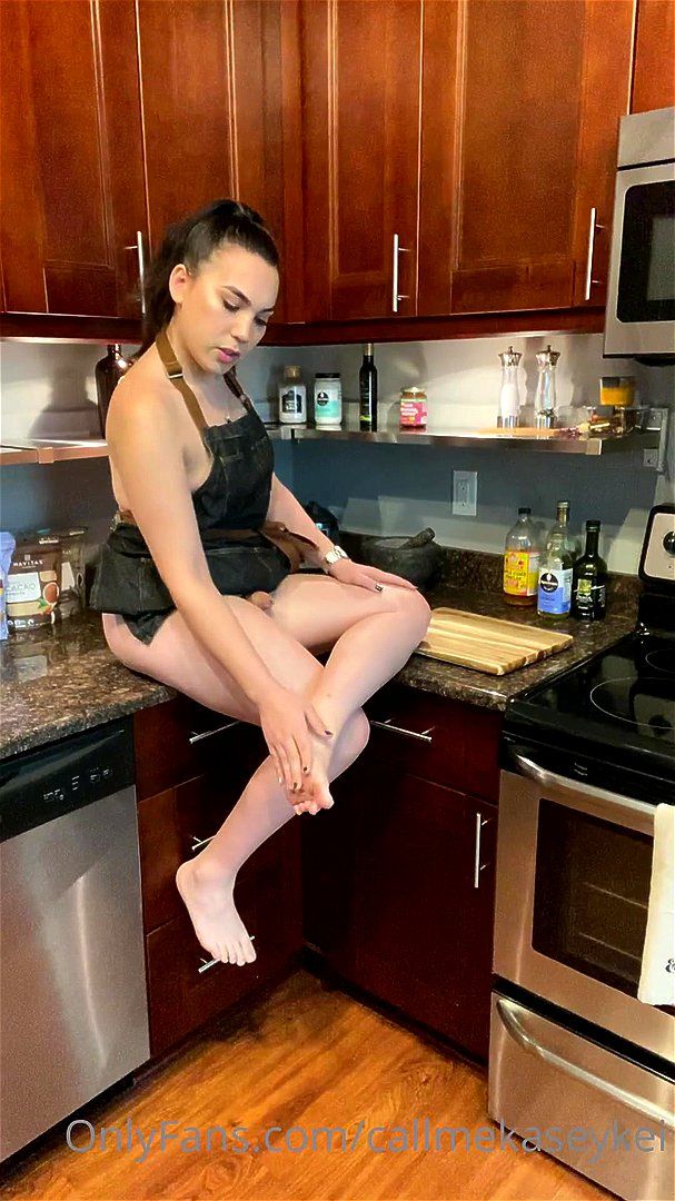 TS HOUSEWIFE WANTS YOUR NUT TS HOUSEWIFE WANTS YOUR NUT