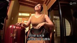 [日本有碼] [中文字幕] 美巨乳年輕女將人妻 32歲 上條悠 AV出道！美巨乳×濕濡小穴給予極上款待