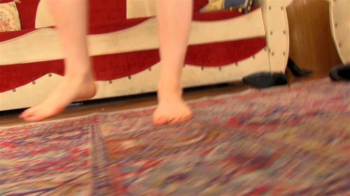 Femme géante domine ses scènes avec une force implacable et un charme irrésistible. Vidéo Porno - SpankBang
