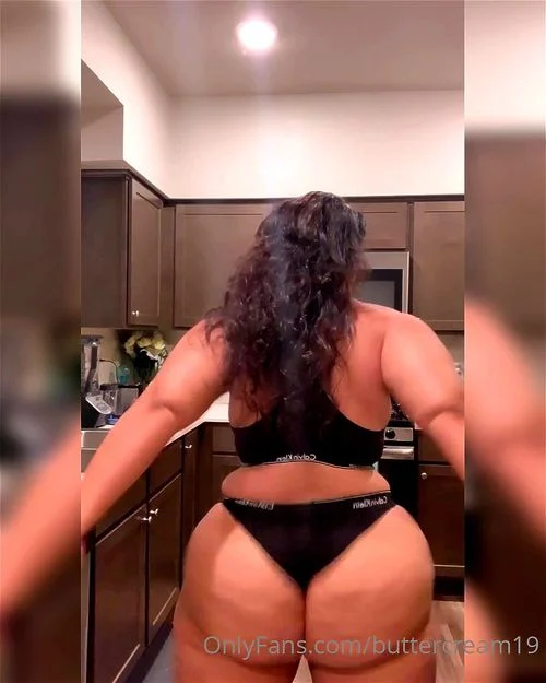 Big ass twerking in the kitchen