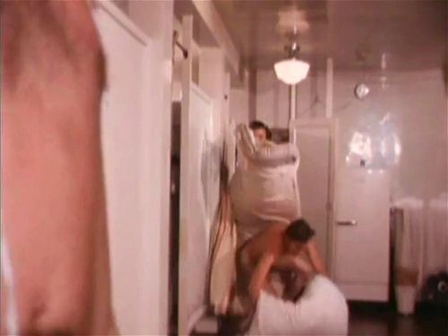 ドクター、今行きます（1970）- 大人の合意に基づく欲望と誘惑の力学を探る古典的な官能コメディです。70年代のカルト映画で、熱烈な情熱のシーンや官能的な瞬間を体験し、ヴィンテージエロティックジャンルの愛好家に最適です。<<<1>>> エロ動画 - SpankBang