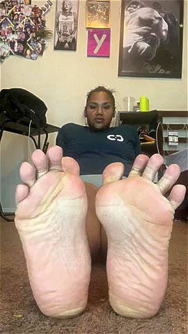 Feet with toe rings thumbnail