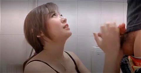 Hete Japanse schoonheid geneukt door een werker Porno Video - SpankBang