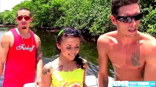 Smallsize and deepthroater Holly Hendrix gets fucked by Bruno