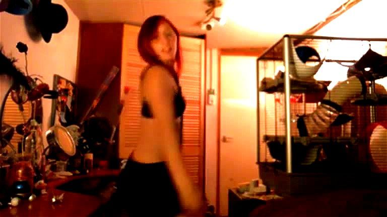 Colegiala se desnuda mientras baila Colegiala se desnuda mientras baila