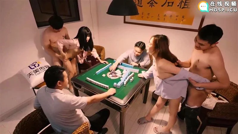 国产剧情 正在和闺密打麻将 老公却在后入我