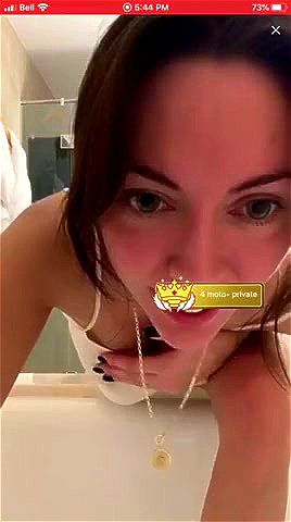 乳首がちらりと見える瞬間、思わず興奮するハプニングシーン。 エロ動画 - SpankBang