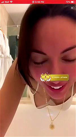 乳首がちらりと見える瞬間、思わず興奮するハプニングシーン。 エロ動画 - SpankBang