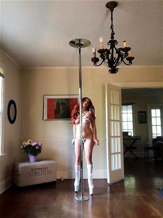 Hottie works that pole