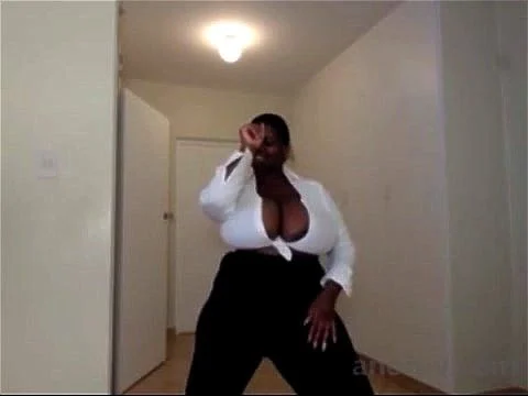 Sugar mama shake her tits and dancen