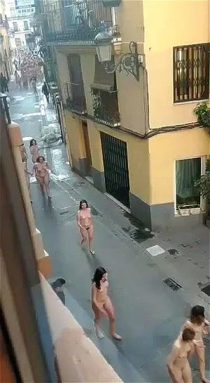 Corren desnudas