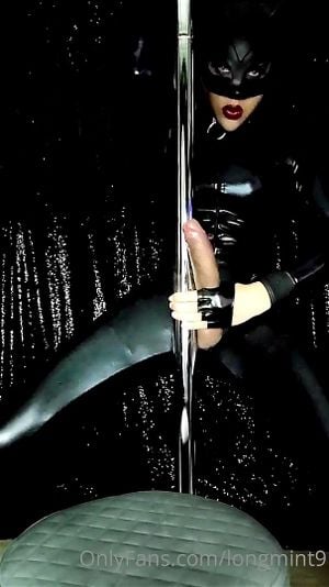ts longmit batwoman self lick and cum thumbnail