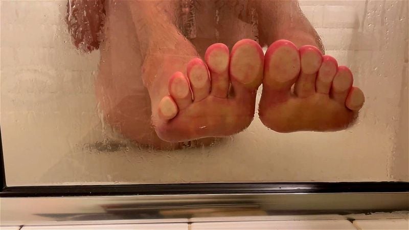 Straight dude shows his feet in the shower