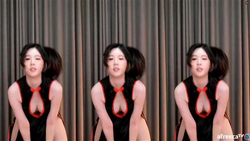 Asian chick wiggling to tease