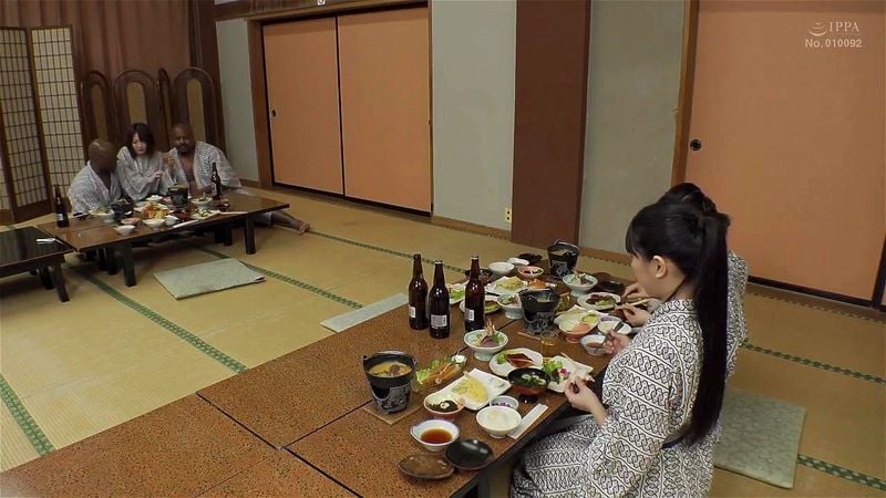 黒人旅行客の迷惑行為を注意した清楚妻がデカチンで... 黒人旅行客の迷惑行為を注意した清楚妻がデカチンで...
