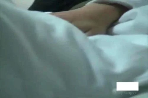 Beim Masturbieren im Zimmer erwischt Porno Video - SpankBang