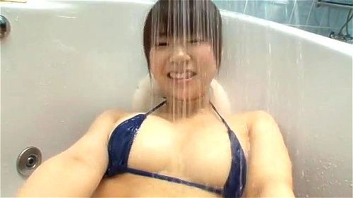 熟した女性が若い女性に自信をつけさせ、誘惑の技術をマスターする方法を教える、情熱と力に満ちた官能的なシーン。 エロ動画 - SpankBang